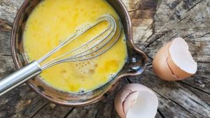 Apply egg mask to stop hair loss